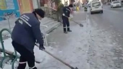 Bu işçilere yazık değil mi? Kürekle buz kırmaya çalışıyorlar!